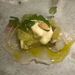 トムクリオーザ - ヒラメ　マリネ　ウイキョウ　ケイパー　アニスの葉　発酵させたレモン　ヨーグルト