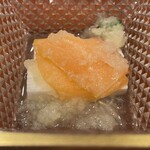 銀座 しのはら - 小鉢　下半分　スモークサーモンと長芋みぞれ酢