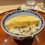 銀座 しのはら - 炊き込みご飯を取り分けてくれた後にだし巻き玉子がどーん