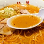 さっぽろ純連 札幌店 - みそ
                                到着し全く湯気がない！？
                                ラード蓋下のスープ本体から、
                                気泡が上がっているが見えます！
                                ラードの蓋をレンゲでくぐり、すくったスープは熱っい！！
                                濃厚で美味しい!これが本流の実力かぁ!!