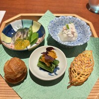 Libertemps - 先付八寸
                    ・隱元 雲丹衣和え
                    ・新玉葱豆腐 ズワイ蟹
                    ・鰯のマリネ 甘夏
                    ・リエット チュイル 
                    ・サーモン シュー　このサーモンはオリーブの粉末を餌にしたサーモンで臭みがありません。