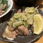 大衆日本酒バル ふとっぱらや - ネギ塩レバー390円　下からゴロゴロ炒めた鳥レバーが出てきました！