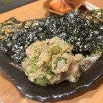 大衆日本酒バル ふとっぱらや 船橋店 - 鯛のなめろう　590円　韓国海苔で巻いて食べる