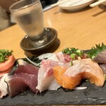 大衆日本酒バル ふとっぱらや - 刺身盛り合わせ690円　1番左を信田巻きと言われたけど、単に形状が信田巻き風なだけで、全くお揚げとは関係ないwかぶら漬けで刺身切り落としを巻いてる感じ