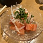 大衆日本酒バル ふとっぱらや - グランドメニューのトマトサラダもさっぱりで良し