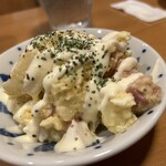 大衆日本酒バル ふとっぱらや - 男のポテサラ290円　好みでしょうが、私はシンプルなポテサラの方が好きだな。ニンニク強めのシーザードレッシングみたいのがかかってます