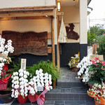 阪急電車伊丹線が横を通ってます