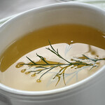JiProign - シンプルにして沁みるコンソメスープにディルがアクセントを加える^_^