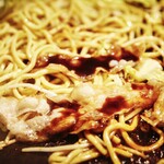 横浜焼きそばセンターまるき - 鉄板で素早く焼き上げます