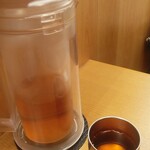 味噌ラーメン百庵 - 卓上のお茶