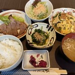 茶寮 志もだ - 本日のランチ 【イカニラ卵とじ・豚塩麹焼】