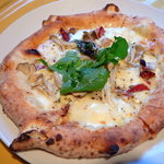 ウッデンシップ - 【大和町舞茸、ひよこ豆、パンチェッタの塩味ピッツァ】★2009/10