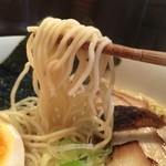 らーめん成昇 - ほんの少しだけ縮れた細麺。