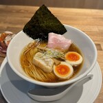 酒肴場 屯 - 津軽煮干し中華蕎麦（味玉入り）¥950、八戸前沖さば棒寿司¥250