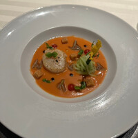 ラ ターブル ドゥ ジョエル・ロブション - ホタテ貝のソテーと白瓜に冷たいトマトのガスパチョを注いで