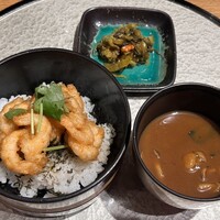天冨良 麻布よこ田 恵比寿ガーデンプレイス店 - 芝海老のかき揚げ丼、香の物、赤出汁