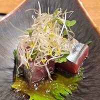 天冨良 麻布よこ田 恵比寿ガーデンプレイス店 - お造り
                      千葉の鰹〜自家製の玉葱醤油