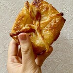 ブーランジェリ･エ･カフェ　オブジェ - アップル♡中にはトロトロのリンゴとアップルフィリングが詰め込まれており、1口齧ると幸せを得られます…リンゴの甘さとバターの良い風味がバッチリマッチしてて、これぞ黄金比率と言った感じです♡美味(伝われ)