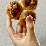 ブーランジェリ･エ･カフェ　オブジェ - くるみパン♡カタチがかわいい〜！！そのまま一口で終わってしまうのは悲しいので1個1個ちぎって大切に頂きました(´౿`)♡ふんわり香る良い小麦の匂いと香り高いクルミ、お味は素朴なんですがおいしいんです…