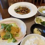 Touka - 日替りｻｰﾋﾞｽﾗﾝﾁ(白身魚天ぷらの餡かけ＆牛肉と野菜炒め､¥1,078)