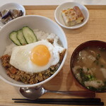 トーコーキッチン - ガパオライス　副菜二品、豚汁