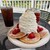 Eggs'n Things - 料理写真:ストロベリー、ホイップクリームとマカダミアナッツのパンケーキ(1,507円 税込)／アイスコーヒー(550円 税込)
