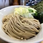 らーめん いつ樹 本店 - 普通盛りでもボリューミー　キャベツと海苔がアクセント