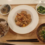 トーコーキッチン - 鶏のスイートチリソース　副菜二品、豚汁、ご飯