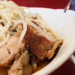 ラーメン二郎 - 豚の厚み
