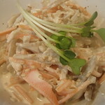 炭火焼鳥 おんどり - 選べるお通しより、ヤーコンと人参のチキンサラダ