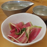 炭火焼鳥 おんどり - きりんざん 伝統辛口と選べるお通しより紅芯大根と水菜の浅漬け