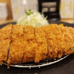 とんかつ 七十朗 - しっかり揚げのかつからチラ見するキャベツがカワイイ