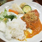 キッチン ブルー グローブ - ご飯、サラダ、お新香を乗せて