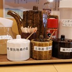 とんかつ 七十朗 - 調味料たち