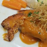 キッチン ブルー グローブ - 金目鯛をカット