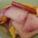 炭火焼鳥 おんどり - 選べるお通しよりカラフル人参とサラダ大根の浅漬け