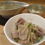 炭火焼鳥 おんどり - 福祝 純米吟醸直汲み 無濾過生原酒と選べるお通しから砂肝の生姜煮