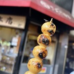 新雀 - 店先での立食（笑）見ず知らずの人達との一体感をも味わうことが出来ました。焼き団子おいしかったです♪