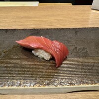 鮨 青海 品川店 - 中トロ　鮨飯は赤酢