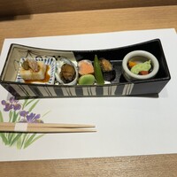 鮨 青海 品川店 - 前菜がツマミにピッタリだったので、「つい出来心で」ビールと熱燗