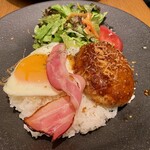 ヘッドクォーターズカフェ - 目玉焼きベーコンハンバーグプレート