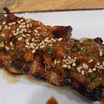 炭火焼鳥 おんどり - 豚バラ串ニラソース