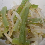 炭火焼鳥 おんどり - 選べるお通しから、山くらげと新しょうがの和え物