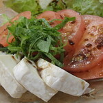 炭火焼鳥 おんどり - トマトとカマンベールのサラダ