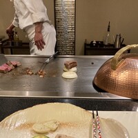ステーキハウス四季 - メインの国産牛を焼きながら、一方で玉ねぎも焼きながらその上に焼き上げ中のお肉を乗せています♪