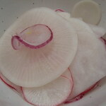 炭火焼鳥 おんどり - えらべるお通し　サラダ大根と紫玉ネギとカブのピクルス