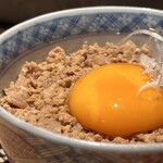 炭焼 おかげさん - 卵黄醤油漬け乗せ鳥そぼろ丼