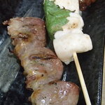 炭火焼鳥 おんどり - 串焼おまかせ5品　はつ、ささみしそ