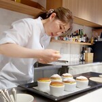 Haruka Murooka - 室岡春香さん、スフレの仕上げ中