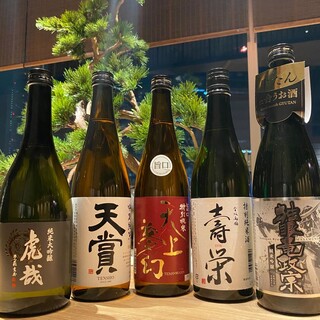 豊富なドリンクとともに、多彩な創作料理が楽しめる